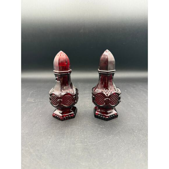 Set Of Two 1978 Avon Ruby Red Glass Cape Cod Salt & Pepper Shakers4.5" - Picture 1 of 8